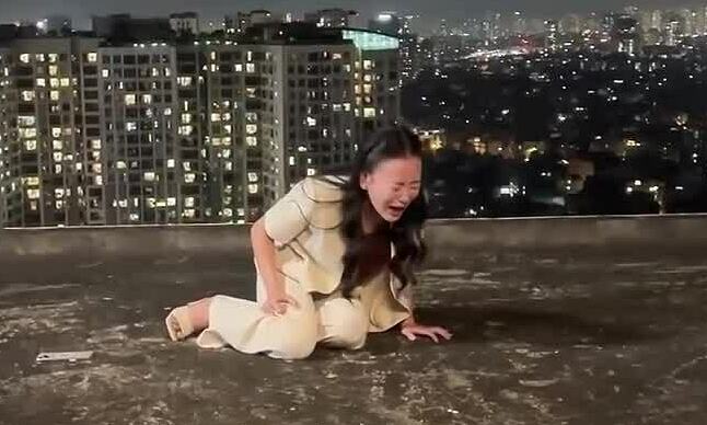 Hậu trường cảnh Phương Oanh khóc nghẹn trên sân thượng, thể hiện sự đau khổ tột cùng của nhân vật Mỹ Anh.