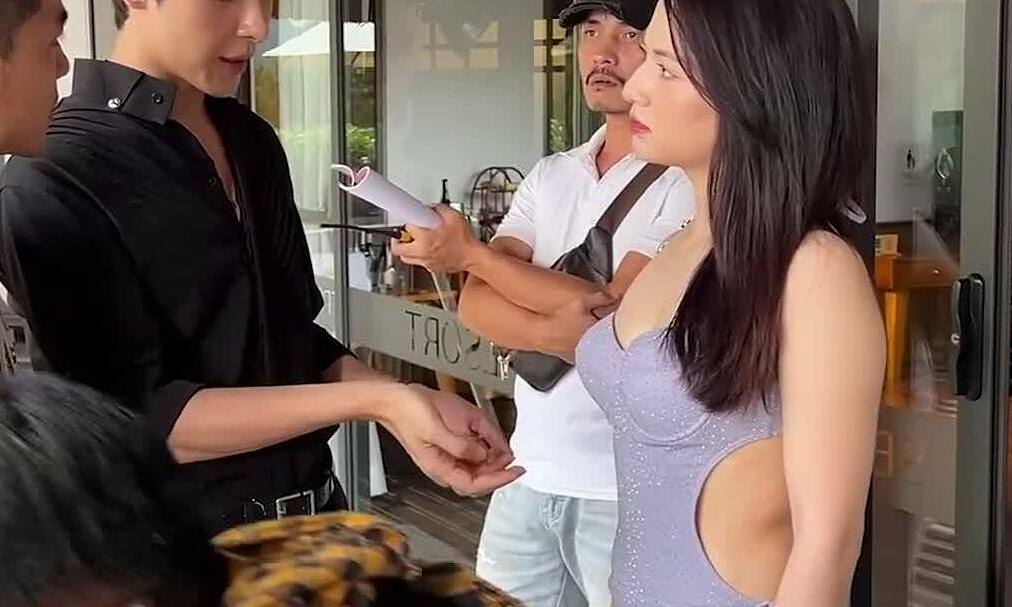 Hậu trường phim với hình ảnh Việt Hoa và Denis Đặng, thể hiện sự hỗ trợ lẫn nhau trong quá trình làm phim.