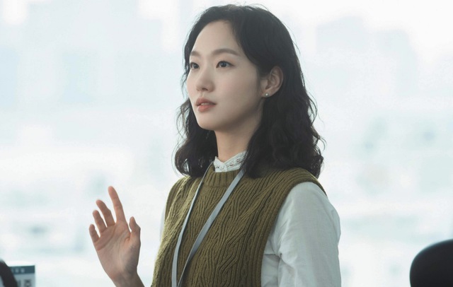 Hình ảnh Kim Go Eun trong trang phục cổ điển, thể hiện vai diễn trong Little Women.